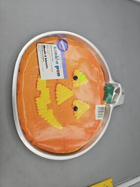 Wilton Pumpkin Citrouille Cookie Pan - Convenient Size